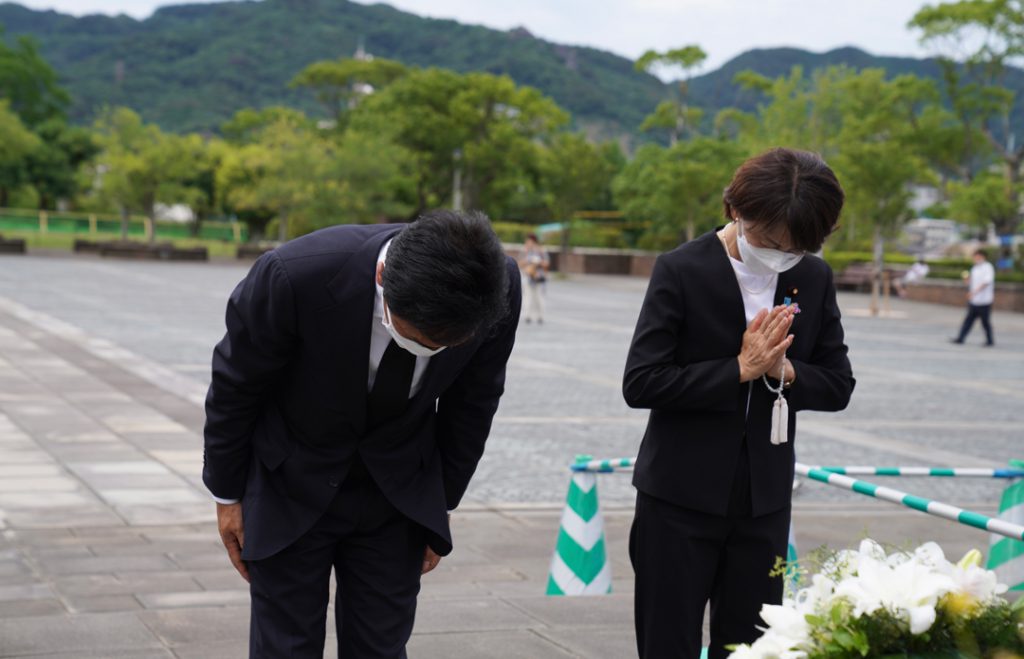 平和祈念像へお辞儀をする西岡秀子と玉木雄一郎
